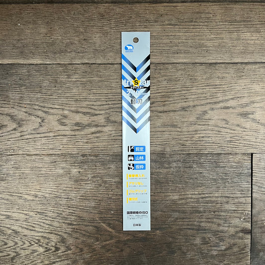 Eine silber-blaue Niwaki-Ersatzklingenverpackung mit der Aufschrift „GR 270“ und japanischem Text liegt auf einem Holzboden. Die Verpackung weist diagonale Streifen und kleine Anwendungssymbole auf und kennzeichnet sie als Premiumprodukt von Niwaki.