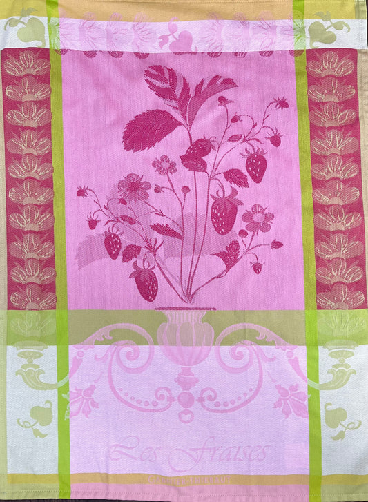 Das Garnier Thiebaut Küchenhandtuch Fraisier zeigt eine Erdbeerpflanzenillustration mit Beeren und Blättern, Rosa- und Goldtönen, grünen und goldenen Rändern, Blumenmustern und „Les Fraises“ am unteren Rand.