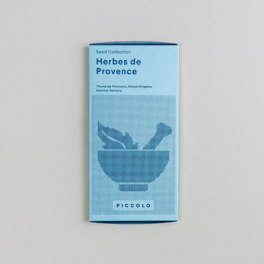 Eine hellblaue Packung „Kräuter der Provence“ von Piccolo Seeds mit der Abbildung eines Mörsers und Stößels sowie Thymian, griechischem Oregano und Bohnenkraut – ideal für die frankophile Küche.