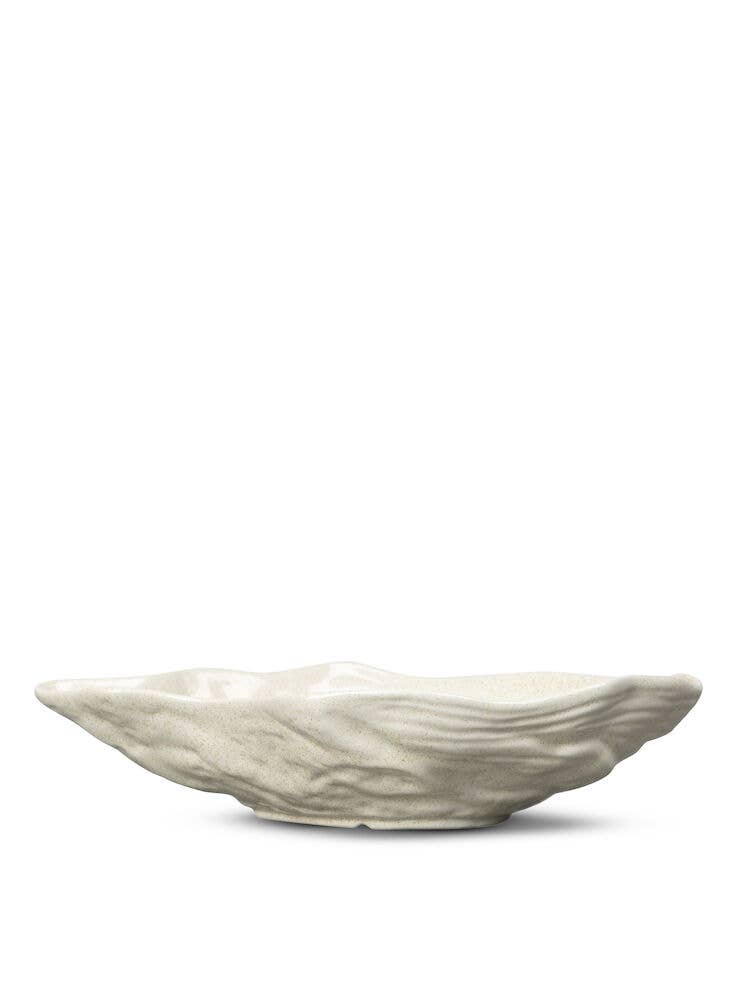 Die BYON Design Schale Alima der Sagaform GmbH ist eine flache Schale aus New Bone China mit einer einzigartigen, strukturierten Oberfläche und einer organischen, muschelähnlichen Form. Die dezenten Beigetöne und das spülmaschinenfeste Design unterstreichen ihre elegante, edle Ausstrahlung.
