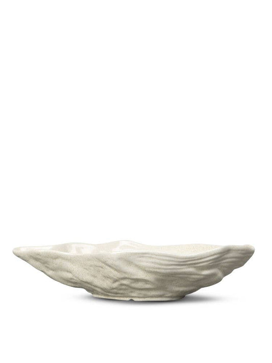 Die BYON Design Schale Alima der Sagaform GmbH ist eine flache Schale aus New Bone China mit einer einzigartigen, strukturierten Oberfläche und einer organischen, muschelähnlichen Form. Die dezenten Beigetöne und das spülmaschinenfeste Design unterstreichen ihre elegante, edle Ausstrahlung.