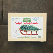 Lade das Bild in den Galerie-Viewer, Adventskalender &#39;Schlitten&#39; in einer attraktiven Holzbox
