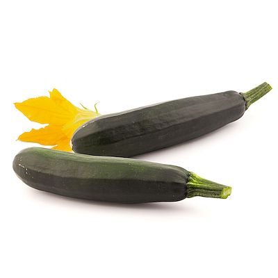 Zwei ganze Zucchini mit Schale der Sorte 'Zelena Tikvica' von Arche Noah liegen auf weißem Untergrund, eine mit gelber Blüte - ideal für alle, die frisches Saatgut oder Zucchinisamen von Arche Noah suchen.