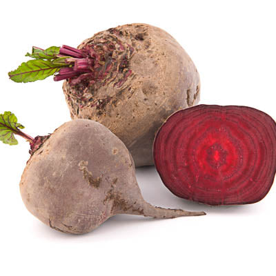 Zwei ganze, rohe Arche Noah - Rote Rübe 'Bernstein'-Rote Bete mit Stiel, dazu eine halbierte, um das satte rot-violette Fruchtfleisch freizugeben, auf weißem Untergrund – perfekt für Bio-Saatgut-Fans und ARCHE NOAH-Gärtner.