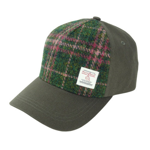 Die Glen Appin Baseball Mütze | Dark Green & Plum Check zeichnet sich durch ein grün-pflaumenfarbenes Wollkaro auf der Vorderseite und einfarbig dunkelgrüne Seiten und Rückseiten aus. Ein weißes Textetikett auf der Vorderseite sorgt für einen zeitlosen, klassischen Look.