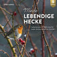 Ein Rotkehlchen sitzt auf einem Beerenzweig. Das Titelbild zeigt "Meine lebendige Hecke" vom Verlag Eugen Ulmer, über Gartenhecken als Lebensraum für Tiere und Nahrungsquelle zur Förderung der Artenvielfalt.
