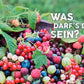 Eine Schale mit frischen Beeren und Stachelbeeren aus dem Obstgarten – einfach machen! des Verlags Eugen Ulmer steht im Freien, gemischt mit grünen Blättern. „WAS DARF’S DENN SEIN?“ steht in fettem weißen Text auf der rechten Seite.