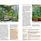 Ein Garten mit üppigen Pflanzen, Blumen und getopften Gehölzen von A-Z des Ulmer Verlags liegt neben einem Gebäude. Steinstufen schlängeln sich durch den Innenhof in dieser Szene der Gartengestaltung, die auf einer Magazinseite mit deutschen Textspalten abgebildet ist.