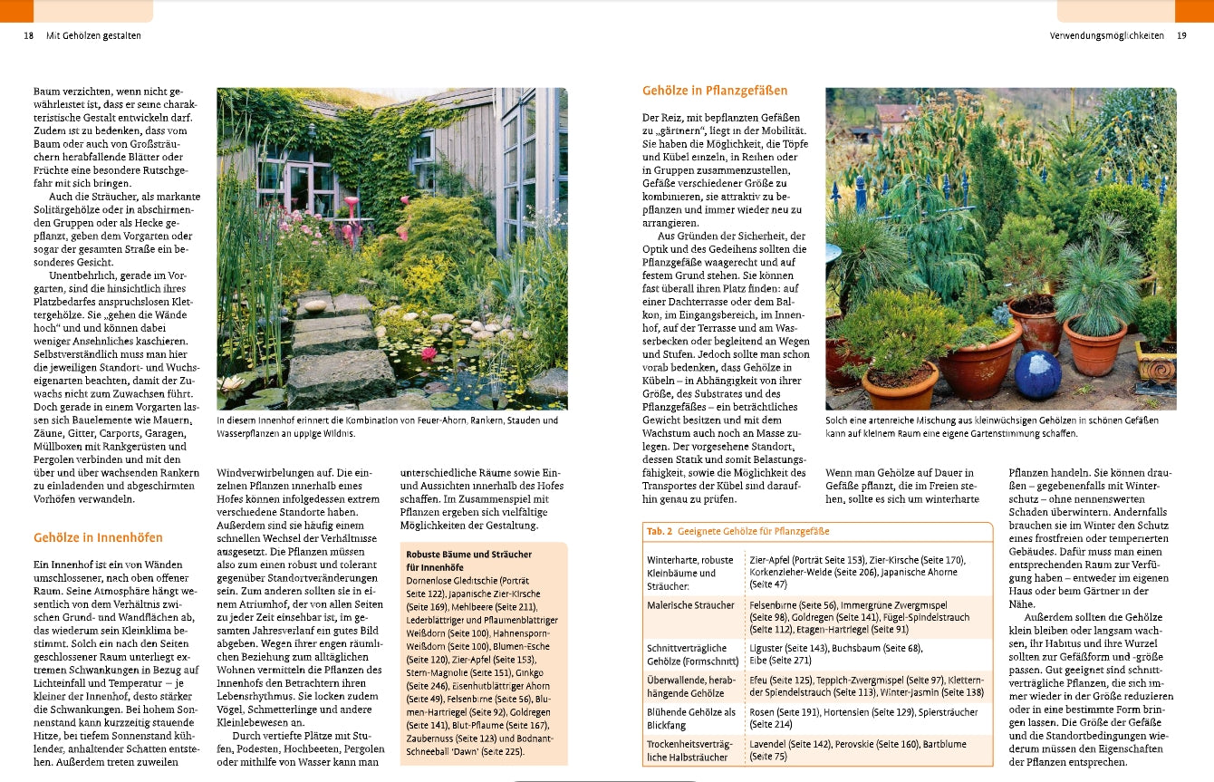 Ein Garten mit üppigen Pflanzen, Blumen und getopften Gehölzen von A-Z des Ulmer Verlags liegt neben einem Gebäude. Steinstufen schlängeln sich durch den Innenhof in dieser Szene der Gartengestaltung, die auf einer Magazinseite mit deutschen Textspalten abgebildet ist.