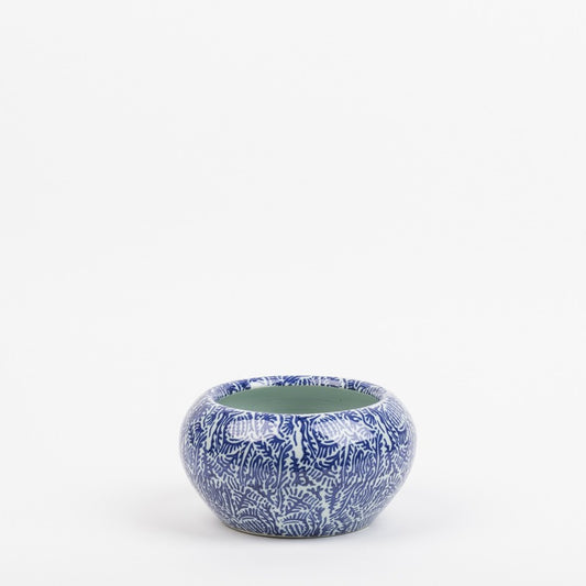 Der Keramiktopf von Des Pots | Blau Weiß gemustert ist ein kleiner, runder Topf mit breiter Öffnung und feinen Mustern, der auf einem weißen Hintergrund präsentiert wird.