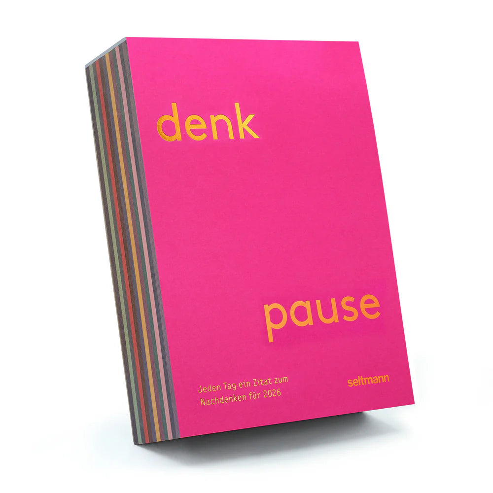 Der Denkpause 2026 - Tagesabreißkalender aus dem Seltmann Verlag ist ein dicker, farbenfroher Kalender mit einem leuchtend pinkfarbenen Cover und dem gelben Schriftzug "denk pause", vollgepackt mit inspirierenden Zitaten für den Tag.