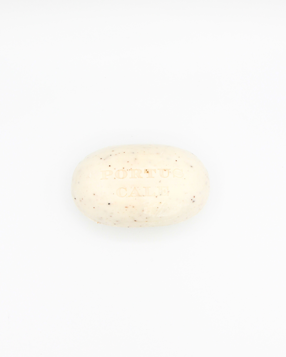 Die Seife Portus Cale 40 g - Ruby Red von Castelbel ist eine luxuriöse weiße Duftseife mit braunen Traubenkern-Peeling-Specks und "PORTUS CALE" Gravur, präsentiert auf schlichtem weißen Hintergrund.