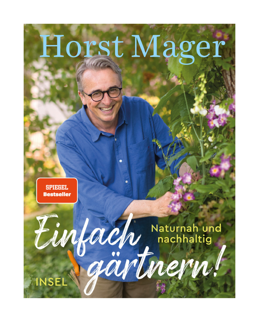 Ein lächelnder, grauhaariger Mann mit Brille pflegt rosa Blumen in einem üppigen, nachhaltigen Garten. Das Titelbild zeigt: Horst Mager | Einfach gärtnern! Naturnah und nachhaltig (signierte Ausgabe) von Horst Mager, mit einem roten Spiegel-Bestseller-Label.