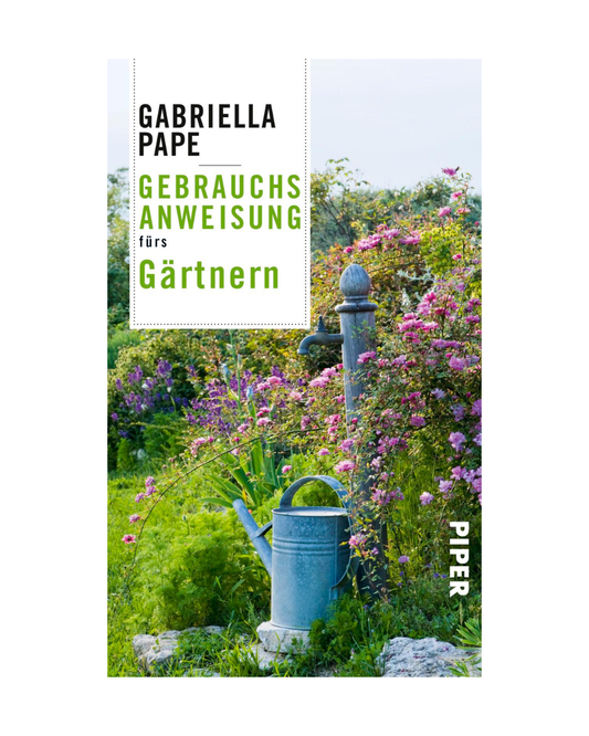 Das Cover von "Gebrauchsanweisung fürs Gärtnern | 7 Jahreszeiten, Praxis & Tipps Buch" von Gabriella Pape zeigt einen üppigen Garten, blühende Blumen, eine metallene Gießkanne, eine Wasserpumpe und den Verlag Piper auf dem Buchrücken.