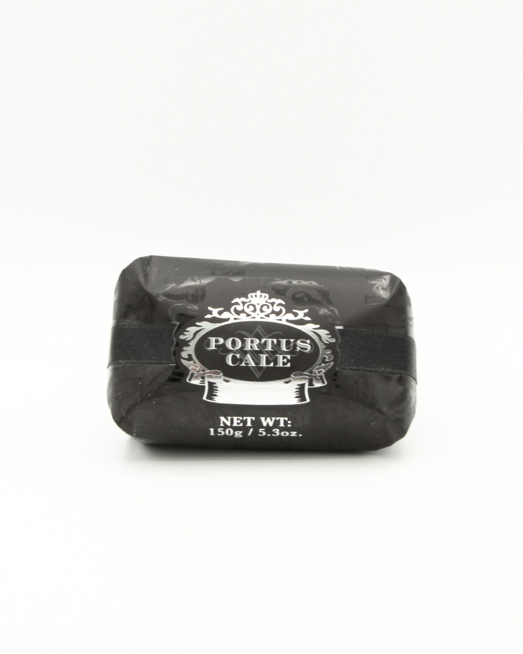 Die schwarz verpackte Seife Portus Cale 150 g - Black Edition von Castelbel ist mit einem dekorativen silbernen Logo auf der Vorderseite und der Angabe "150g / 5.3 oz" auf weißem Hintergrund versehen.