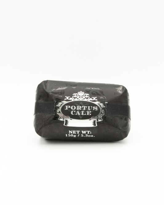 Die schwarz verpackte Seife Portus Cale 150 g - Black Edition von Castelbel ist mit einem dekorativen silbernen Logo auf der Vorderseite und der Angabe "150g / 5.3 oz" auf weißem Hintergrund versehen.
