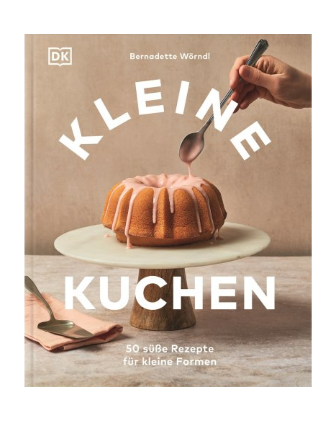 Das Cover von "Kleine Kuchen | 50 Rezepte für Mini-Kuchen, kleine Torten & mehr" aus dem DK Verlag zeigt einen kleinen glasierten Kuchen auf einem Ständer, eine Hand mit einer Gabel und Utensilien auf einer Serviette; der deutsche Titel weist auf vegane und glutenfreie Rezepte hin.