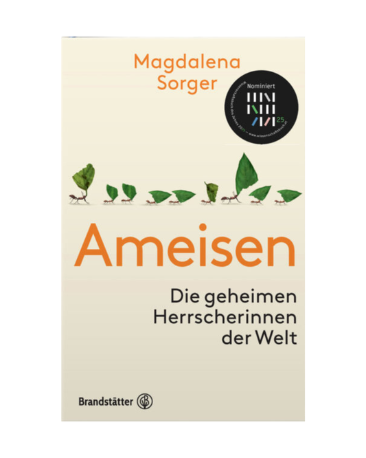 Das Buchcover von Ameisen | Die geheimen Herrscherinnen aus dem Brandstätter Verlag zeigt Ameisen, die grüne Blätter in einer Reihe auf einem beigen Hintergrund tragen, mit einem schwarzen Nominierungsaufkleber.