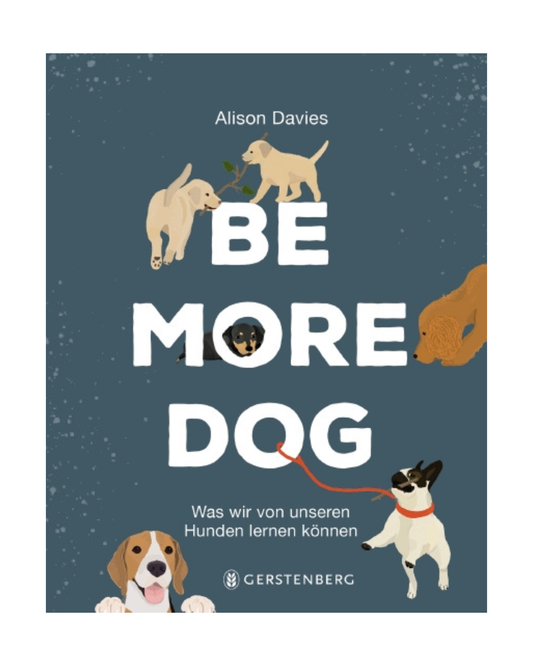 Buchcover von Be More Dog | Wenn Hunde sprechen könnten aus dem Gerstenberg Verlag. Die Illustration von Hanna Melin zeigt verspielte Hunde auf blauem Grund; der deutsche Untertitel lautet: Was wir von unseren Hunden lernen können - ein inspirierender Hunderatgeber.
