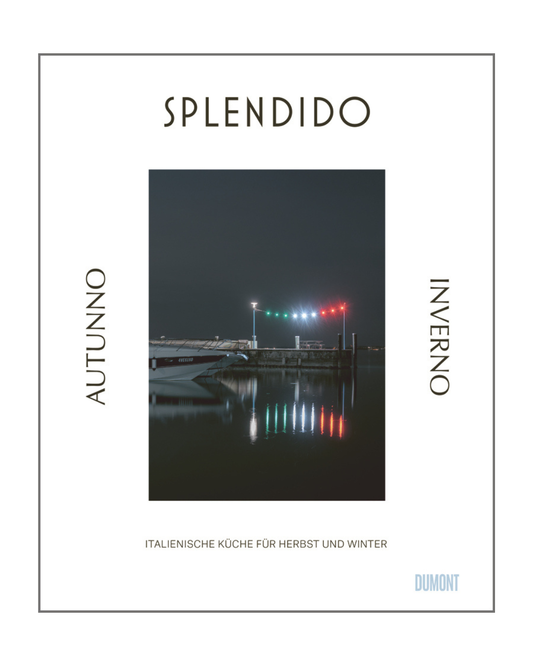 Cover von "Splendido. Autunno/Inverno | Italienische Küche jenseits des Sommers" aus dem Dumont Verlag: ein nächtliches Hafenfoto mit bunten Lichtern; deutscher und italienischer Text zur authentischen italienischen Herbst- und Winterküche.