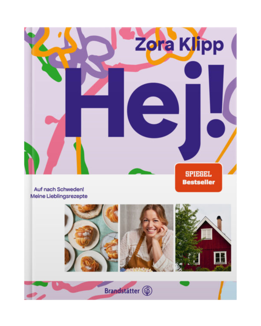 Cover von "Hej! | Faszinierende Welt der schwedischen Küche mit Zora Klipp" von Brandstätter Verlag, mit buntem Artwork, Fotos schwedischer Küche, Autorin lächelnd und rotem Schwedenhaus. Ausgezeichnet als Spiegel-Bestseller.