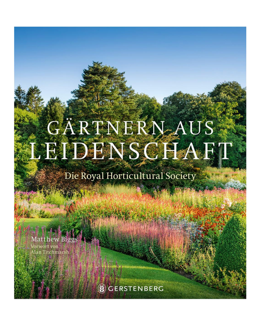 Das Buchcover von Gärtnern aus Leidenschaft | Prächtige Bildband der Royal Horticultural Society aus dem Gerstenberg Verlag zeigt lebendige Mustergärten mit farbenfrohen Blumen, grünen Bäumen und blauem Himmel; die renommierte Gartenbauorganisation wird vorgestellt.