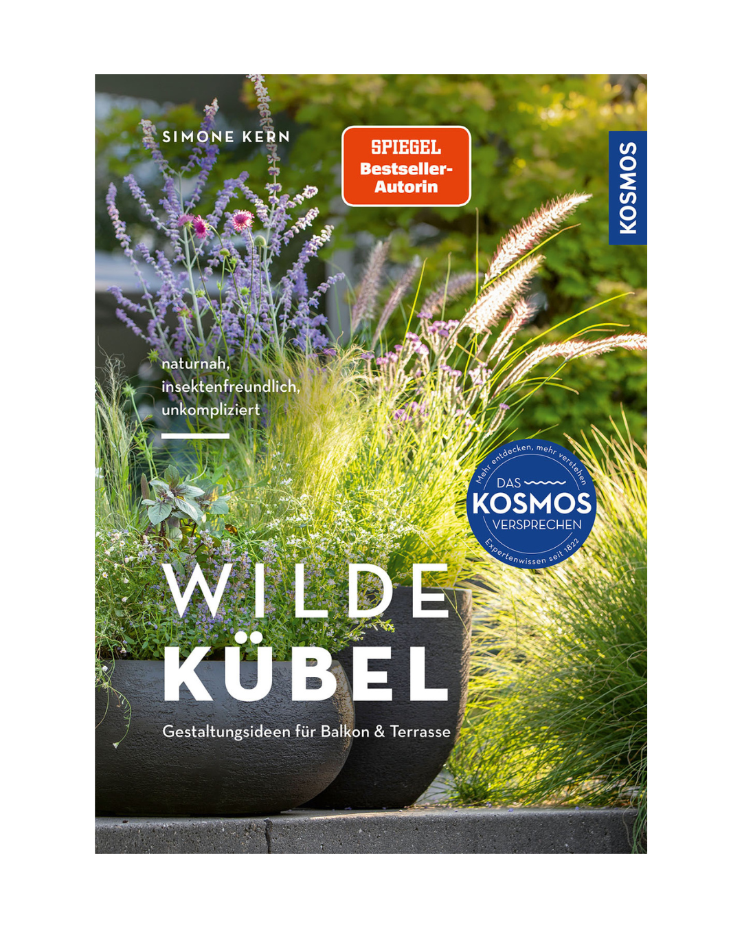 Das Buchcover von Wilde Kübel | Unkompliziert, naturnah, insektenfreundlich aus dem Kosmos Verlag zeigt eine Gartenszene mit Stauden in grauen Töpfen, Spiegel-Bestseller-Plakette und Gestaltungsideen für pflegeleichte Balkon- & Terrassenbepflanzung.
