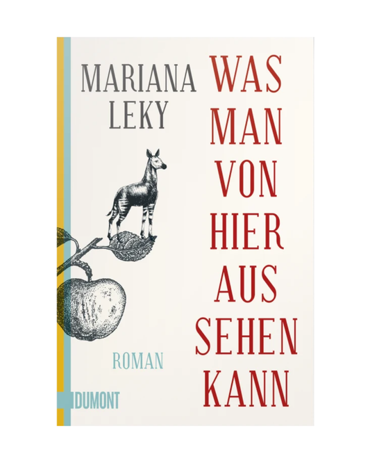 Buchcover von "Was man von hier aus sehen kann" (Dumont Verlag): Warmherziger Bestsellerroman über ein Dorf und seine skurrilen Bewohner. Die Zeichnung zeigt einen Hirsch auf einem Ast mit Frucht, Titel groß in Rot auf weißem Grund.