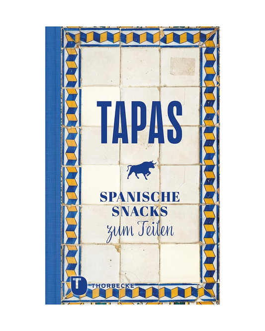 Bucheinband aus dem Thorbecke Verlag mit dekorativem Kachelmuster und blauem Rand. Titel in blau: Tapas | Spanische Snacks zum Teilen, mit einer Stiersilhouette zwischen den Wörtern. Enthält einzigartige spanische Rezepte.