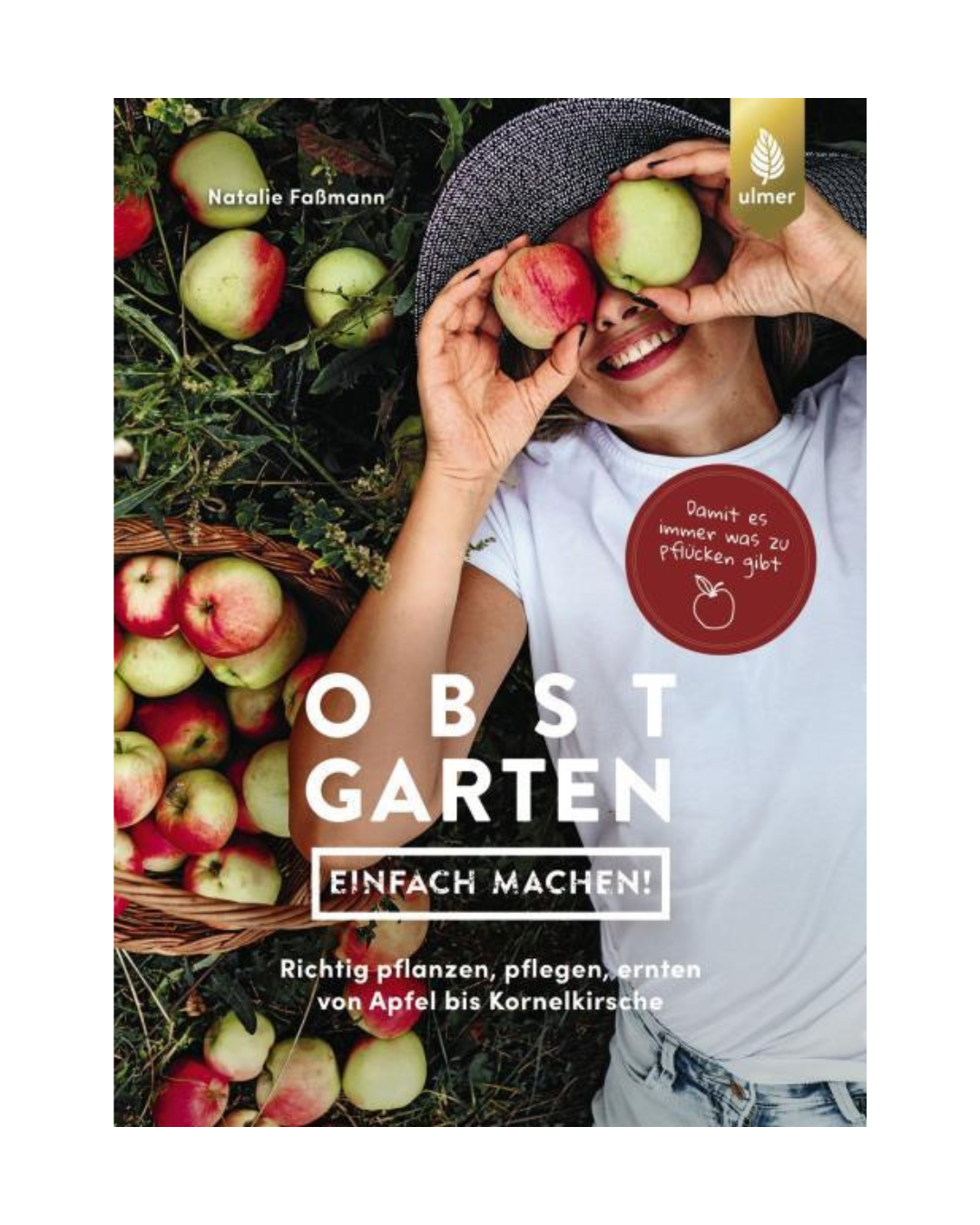 Eine lächelnde Frau mit Hut bedeckt ihre Augen mit Äpfeln neben einem Korb. Das Buch "Obstgarten | Einfach machen" vom Verlag Eugen Ulmer gibt Tipps zu Obstsorten, zum Anlegen von Obstgärten und zur Ernte.