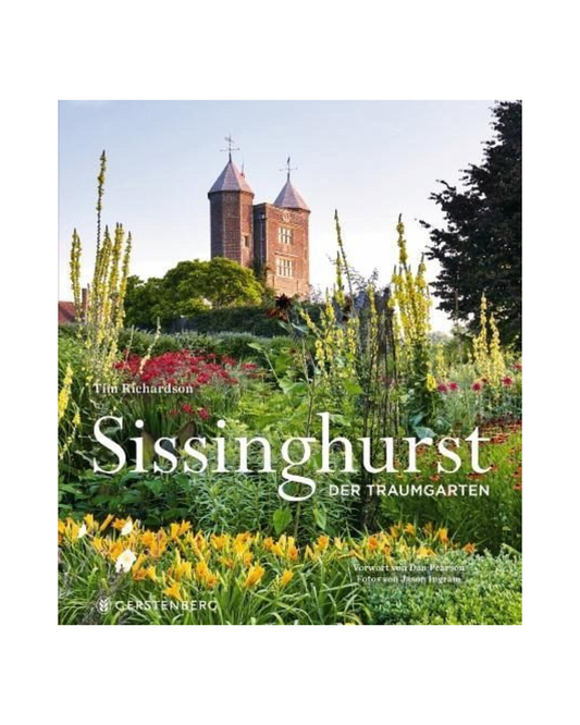 Buchcover für Sissinghurst | Der Traumgarten aus dem Gerstenberg Verlag, mit farbenfrohen Blumen und einem üppigen englischen Garten, der von Vita Sackville-West inspiriert wurde, sowie einem historischen Backsteinturmhaus unter freiem Himmel.
