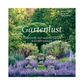Das Buchcover zeigt einen üppigen Garten mit lila und grünen Pflanzen, Steinsäulen und gestutzten Hecken. "Gartenlust | Die 20 bemerkenswertesten Gartenanlagen Großbritanniens" vom Gerstenberg Verlag präsentiert traditionelle und moderne Gärten.