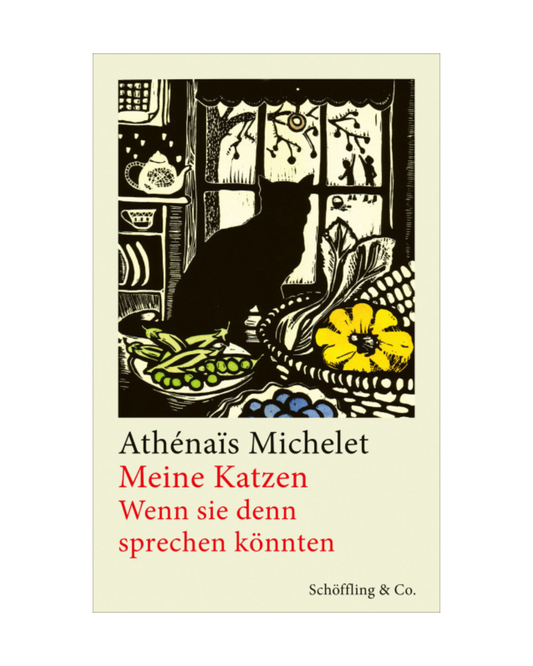 Buchcover für Meine Katzen | Wenn sie sprechen könnten vom Schöffling Verlag: Eine schwarze Katze sitzt auf einer Fensterbank und beobachtet die Welt. Buntes Obst und Blumen erhellen den Tisch.