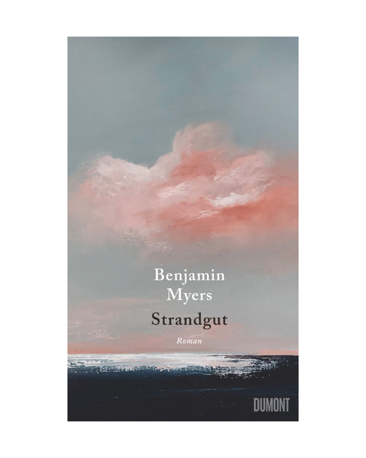 Buchumschlag von Strandgut | Zwei Gestrandete, von den Stürmen des Lebens und dem Sog der Erinnerung aus dem Dumont Verlag, mit einer malerischen Meereslandschaft, rosa Wolken, ruhigem Meer und minimalistischem Design, das die Stimmung einer gefühlvollen Ballade hervorruft.