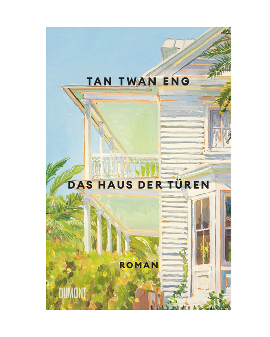 Das Titelbild zeigt ein weißes Holzhaus mit Veranda, Pflanzen und Palmen. Text: Das Haus der Türen | Ein meisterhaft erzähltes Werk über Geheimnisse, Leidenschaft und die Bruchlinien zwischen Schein und Wirklichkeit. Dumont Verlag.