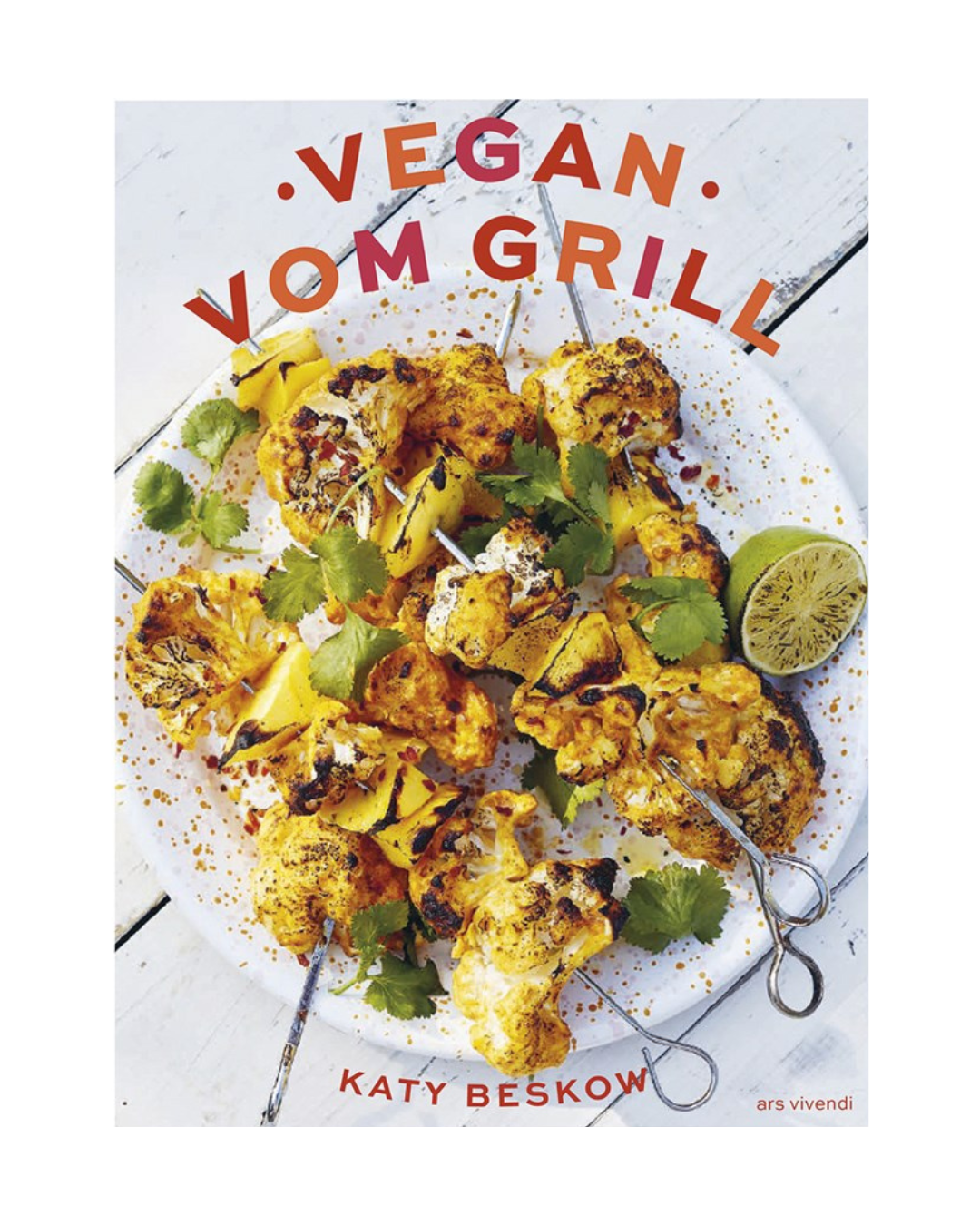 Cover von Vegan vom Grill | Entdecke die Kunst des veganen Grillens vom Ars Vivendi Verlag, mit gegrillten veganen Spießen mit Blumenkohl, Ananas, Kräutern und Limette auf einer weißen Platte - ideal für veganes Grillen.