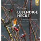 Ein Rotkehlchen auf einem mit Beeren beladenen Zweig ziert das Cover von "Meine lebendige Hecke | Schutz und Nahrung für viele Tiere" aus dem Verlag Eugen Ulmer, das Gartenhecken als lebendige Lebensräume für Wildtiere in natürlichen Farben illustriert.