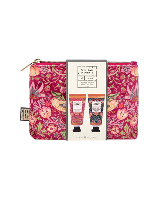 Das William Morris at Home 'Strawberry Thief' Handcreme Set besteht aus zwei Handcremes in einer rosafarbenen, geblümten Kosmetiktasche mit Reißverschluss und seitlichem Anhänger, auf dem die Produktdaten aufgedruckt sind.