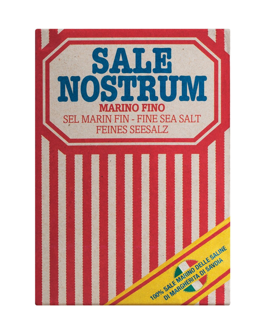 Eine rechteckige 1 kg-Schachtel Le Guérandais Sale Nostrum Marino Fino, feines Meersalz aus Apulien von Piazolla Sali, ist rot-weiß gestreift, hat ein blaues Logo und eine gelbe Schleife mit der Aufschrift "100% sale marino delle saline di Margherita di Savoia".