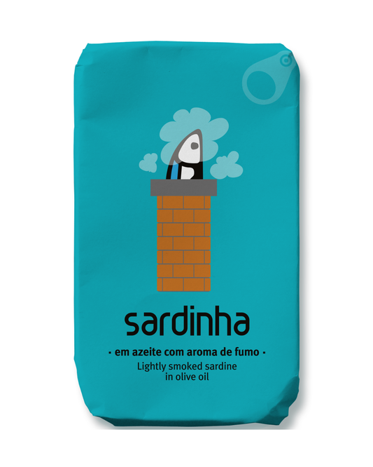 Die leuchtend blaue Sardinha-Verpackung zeigt eine illustrierte Sardine, die aus einem Schornstein mit Rauch aufsteigt. Der Text lautet "Sardinha - Sardine in Olivenöl mit Raucharoma". Reich an Omega-3-Fettsäuren, ist es eine gesunde Wahl. Marke: Sardinha.
