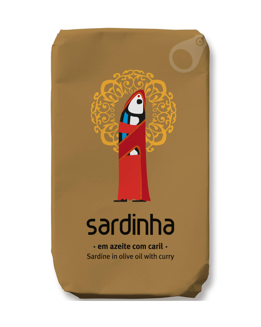 Eine Sardinha-Dose zeigt eine stilisierte Sardine in einem roten Sari auf Gold. Die von der Marke Sardinha als "Sardinha - Sardine in Curry" bezeichnete Sardine wird in Olivenöl mit Curry serviert und ist reich an Omega 3 und Eiweiß.