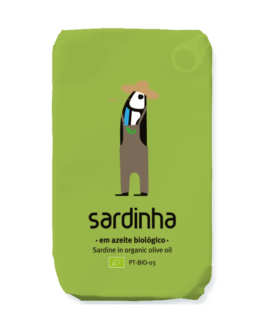 Eine grüne Dose Sardinha - Sardine in Olivenöl BIO von Sardinha zeigt eine Sardine in Latzhose und Strohhut. Auf dem Etikett steht "Sardinha em azeite biológico" und "Sardine in Bio-Olivenöl", mit hohem Omega-3-Gehalt.
