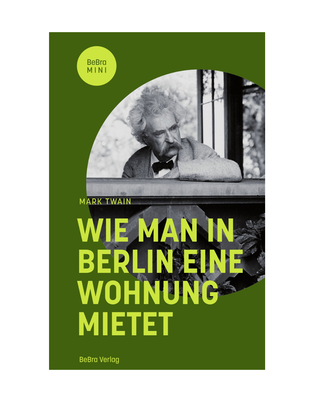Das Buchcover zeigt ein Schwarz-Weiß-Foto von Mark Twain. Wie man in Berlin eine Wohnung mietet | Fünf satirische Texte über Wohnen, Bürokratie und Kultur von Bebra Verlag humorvoll beleuchtet Wohnungssuche im 19. Jahrhundert.