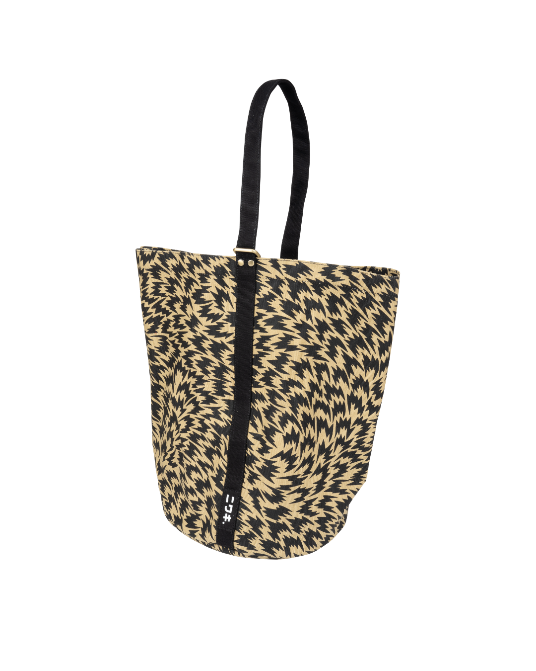 Die Kantan Werkzeugtasche - Eley Kishimoto X Niwaki Flash Kantan Bag von Königliche Gartenakademie zeichnet sich durch ein auffälliges schwarz-beiges Zickzackmuster, robuste schwarze Griffe und einen vertikalen Streifen mit weißen Logos auf der Vorderseite aus.