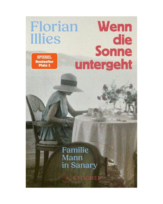 Das Buchcover von Wenn die Sonne untergeht | Die Geschichte der Familie Mann im heißen Sommer 1933 (S. Fischer Verlag) zeigt eine Frau mit Sonnenhut an einem Tisch mit Blumen und Geschirr, das an Exil Sanary erinnert, und ist mit einem deutschen Text überlagert.