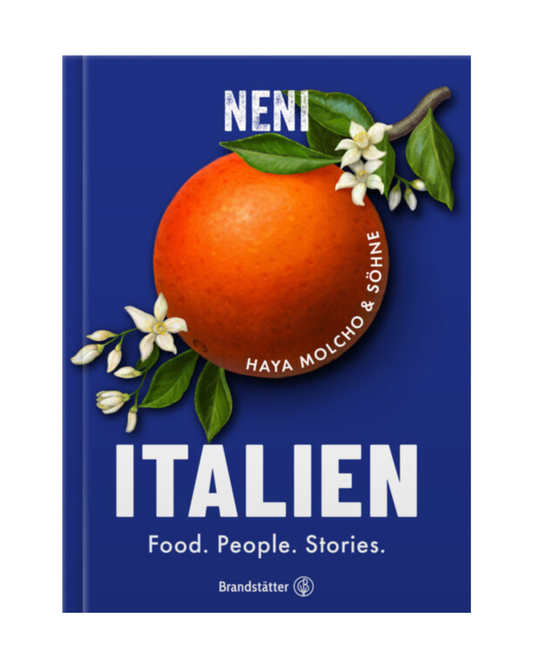 Einband mit großen orangefarbenen und weißen Blüten auf blauem Grund. Text: Italien | Essen. Menschen. Geschichten. von NENI Haya Molcho & Söhne, Brandstätter Verlag. Ein inspirierendes Kochbuch mit italienischer Küche und levantinischen Rezepten.