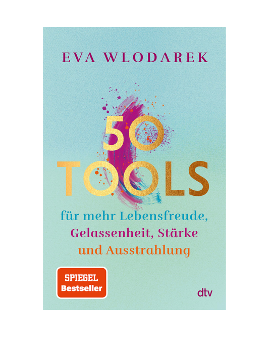 Buchcover von "50 Tools: für mehr Lebensfreude, Gelassenheit, Stärke und Ausstrahlung" aus dem dtv Verlag mit farbigem Text auf hellblauem Grund, einer Farbspritzergrafik, rotem Spiegel-Bestseller-Label und deutschen Untertiteln zu Psychologie-Tools für Wachstum.