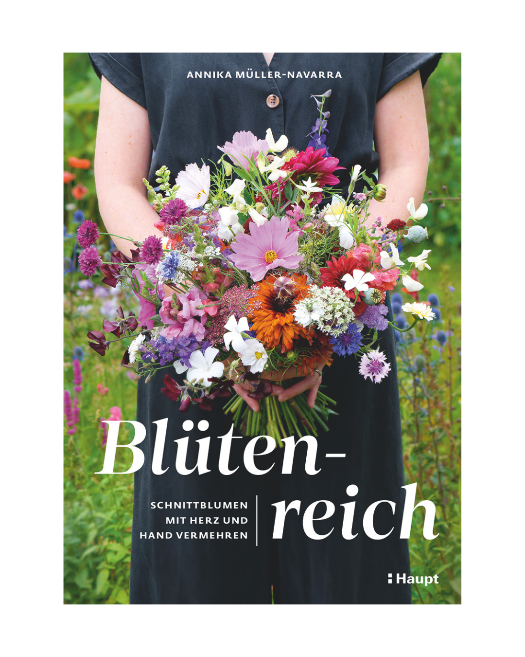 Eine Person in einem dunklen Kleid hält einen farbenfrohen Strauß aus nachhaltig angebauten Blumen. Unscharfes grünes Laub ist im Hintergrund zu sehen. Das Cover zeigt das Buch "Blütenreich | Schnittblumen mit Herz und Hand vermehren" aus dem Haupt Verlag.