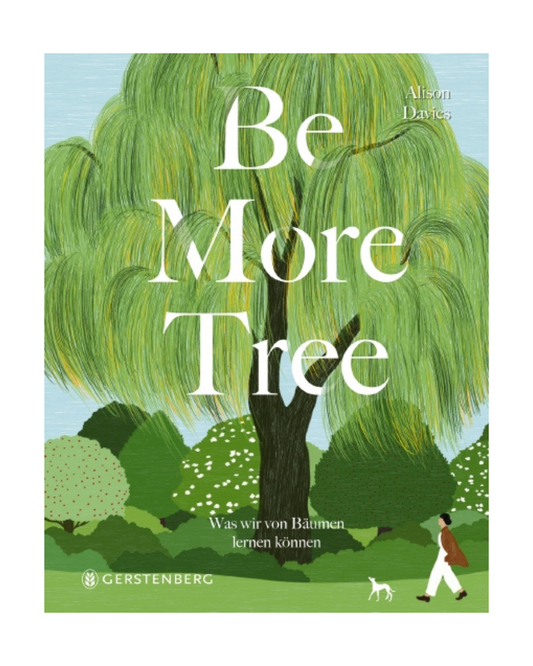 Das Buchcover von "Be More Tree | Wenn Bäume sprechen könnten" aus dem Gerstenberg Verlag zeigt einen grünen Baum und eine Person in Weiß, die im Park spazieren geht. Der Untertitel: Was wir von Bäumen lernen können - ein schönes Geschenk.