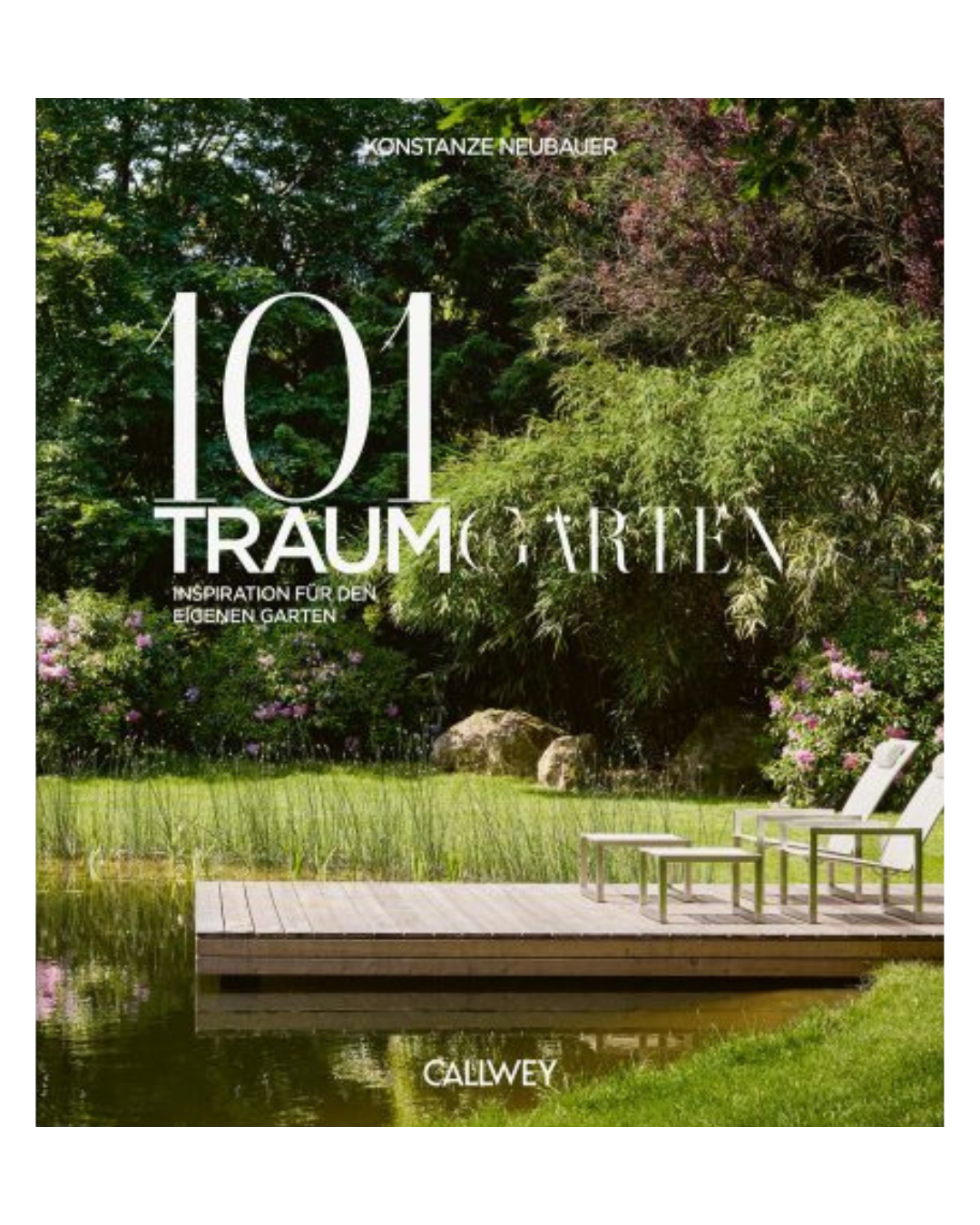 Das Buchcover zeigt einen üppigen Garten mit grünen Bäumen, Büschen, einem Teich und einem Holzdeck mit weißen Stühlen. Titel: "101 Traumgärten | Die schönsten Gartengestaltungen der letzten Jahre", Callwey Verlag.